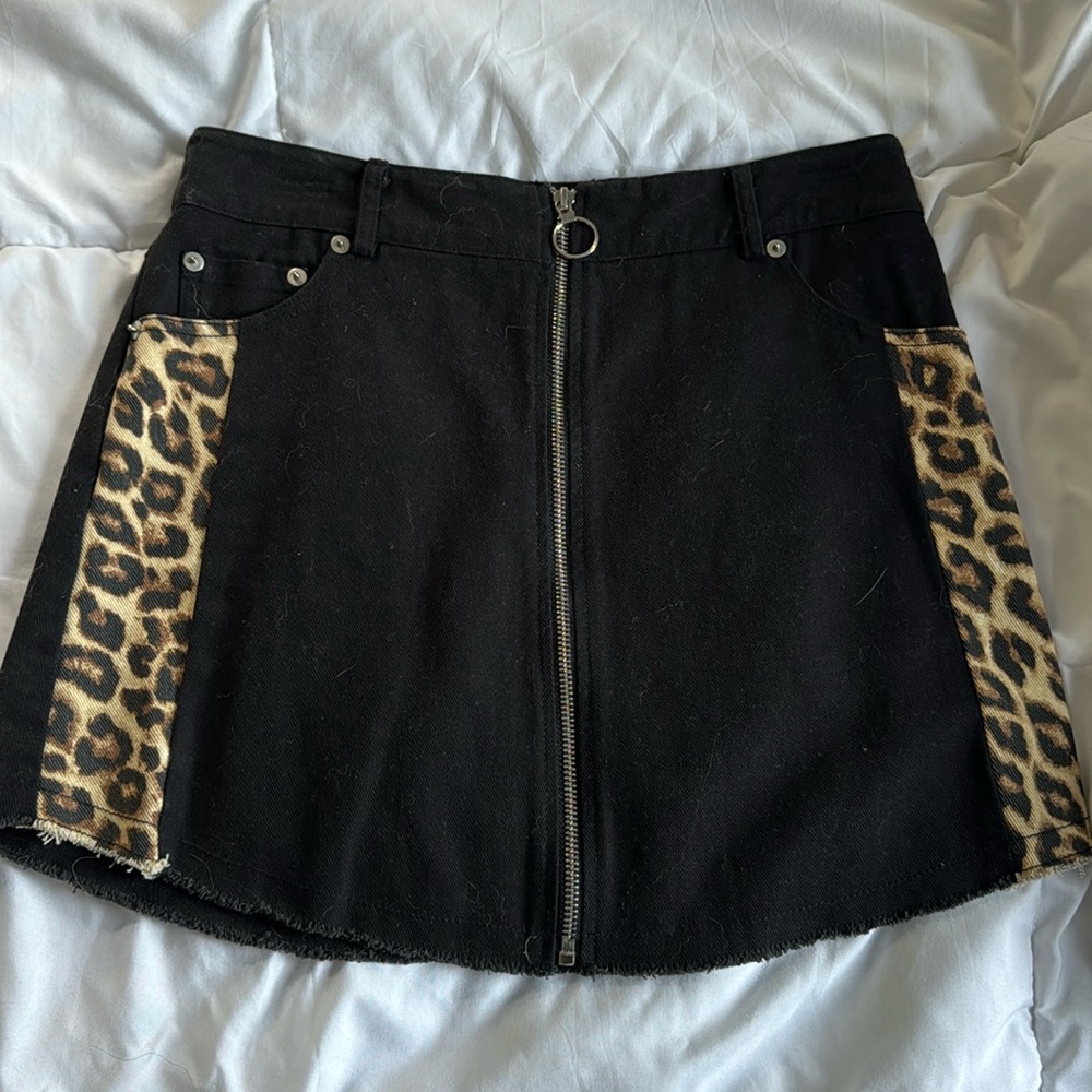 Zip up leopard skirt
